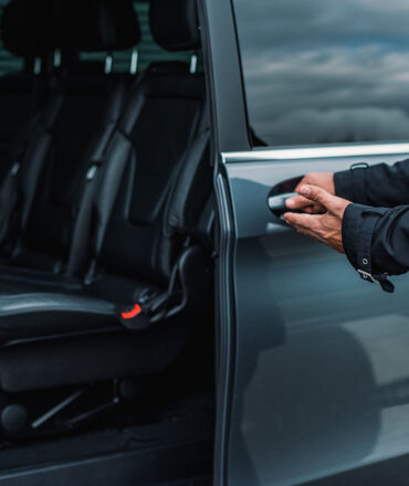 portier welcoming into the car